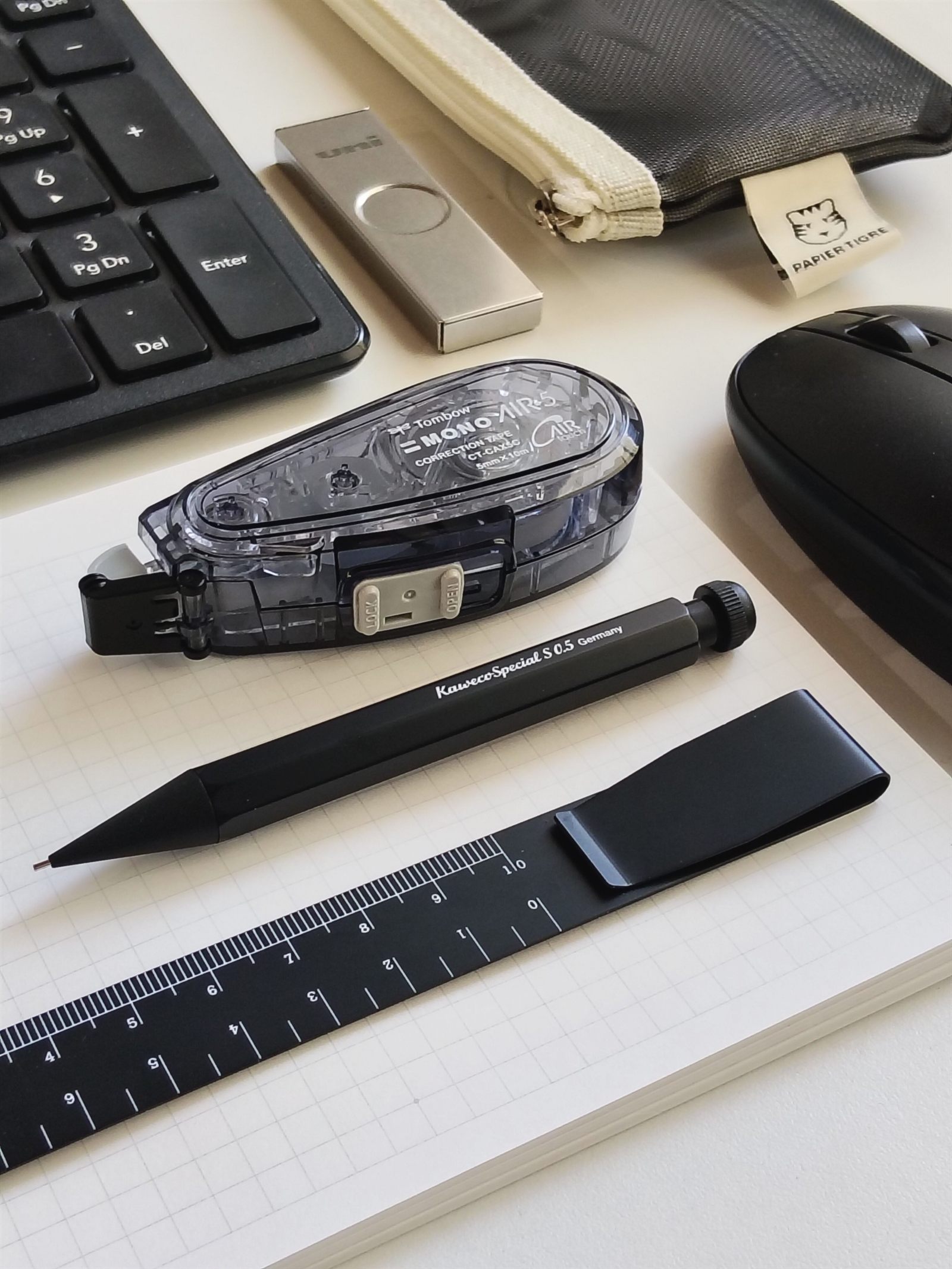 ブラックで統一した文具